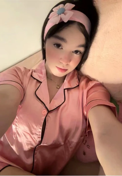A CamWink portrait in a pink outfit