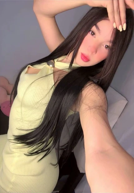 A CamWink portrait in a light yellow outfit